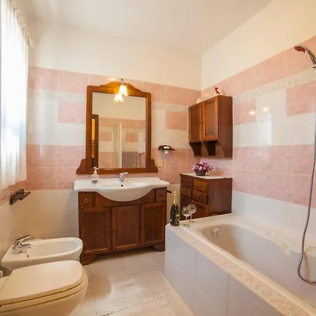 Ginestra Holiday House *